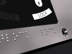 Braille-Text auf Aluminium Frontplatte im Detail